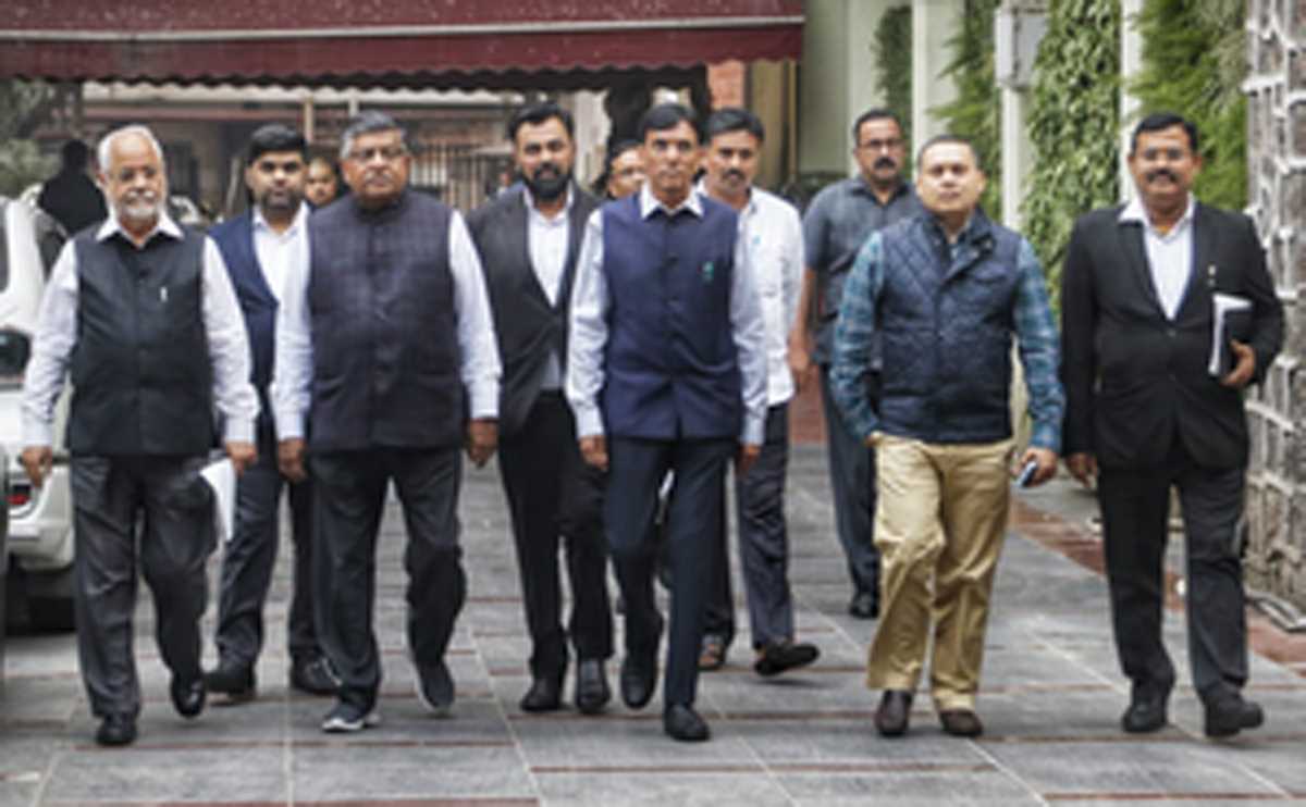 भाजपा ने चुनाव आयोग से मुलाकात कर कांग्रेस के विज्ञापन और मिस्ड कॉल अभियान की शिकायत की